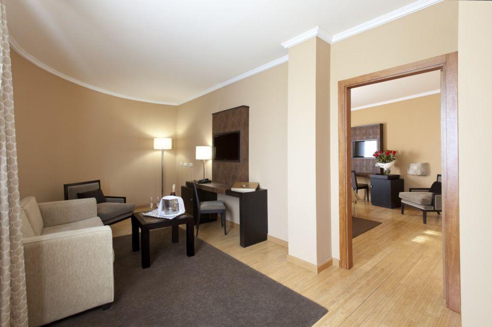 Hospes Palacio De Arenales & Spa Caces Екстериор снимка Suite