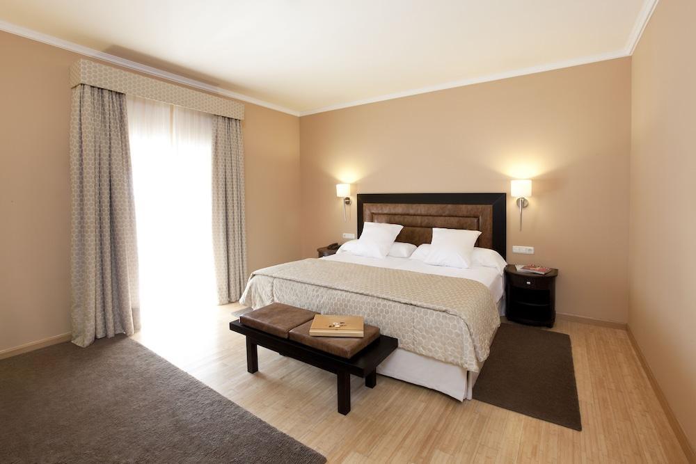 Hospes Palacio De Arenales & Spa Caces Екстериор снимка A bedroom