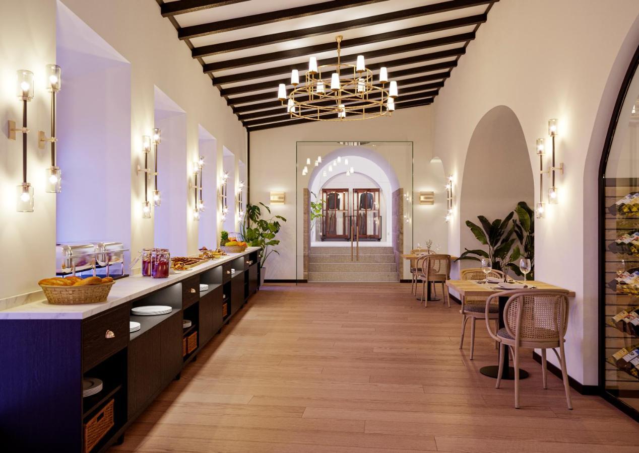 Hospes Palacio De Arenales & Spa Caces Екстериор снимка The interior of the lounge
