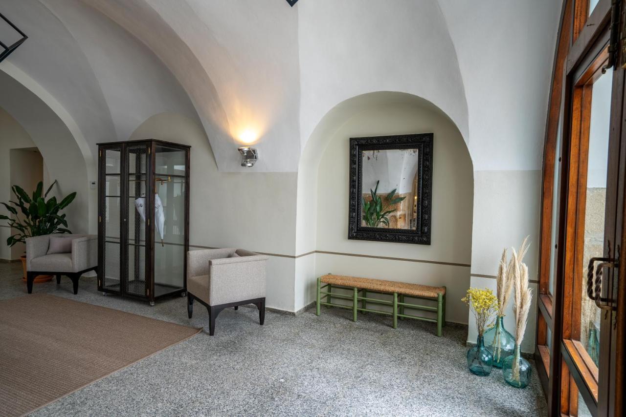 Hospes Palacio De Arenales & Spa Caces Екстериор снимка Interior of the hotel