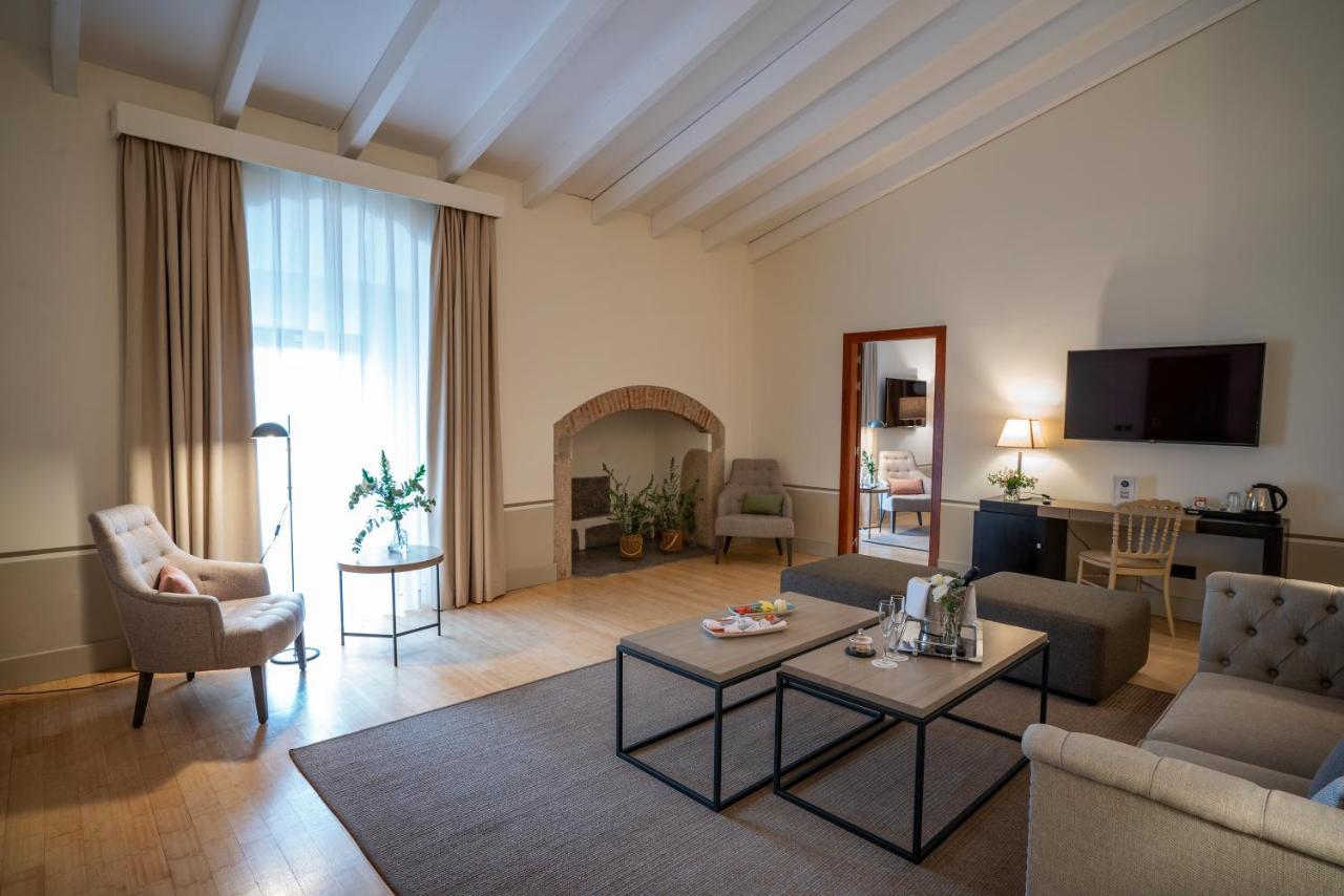 Hospes Palacio De Arenales & Spa Caces Екстериор снимка A suite at Hotel 1872