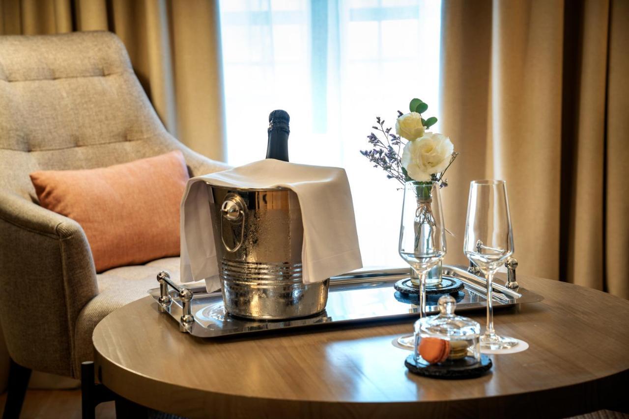 Hospes Palacio De Arenales & Spa Caces Екстериор снимка