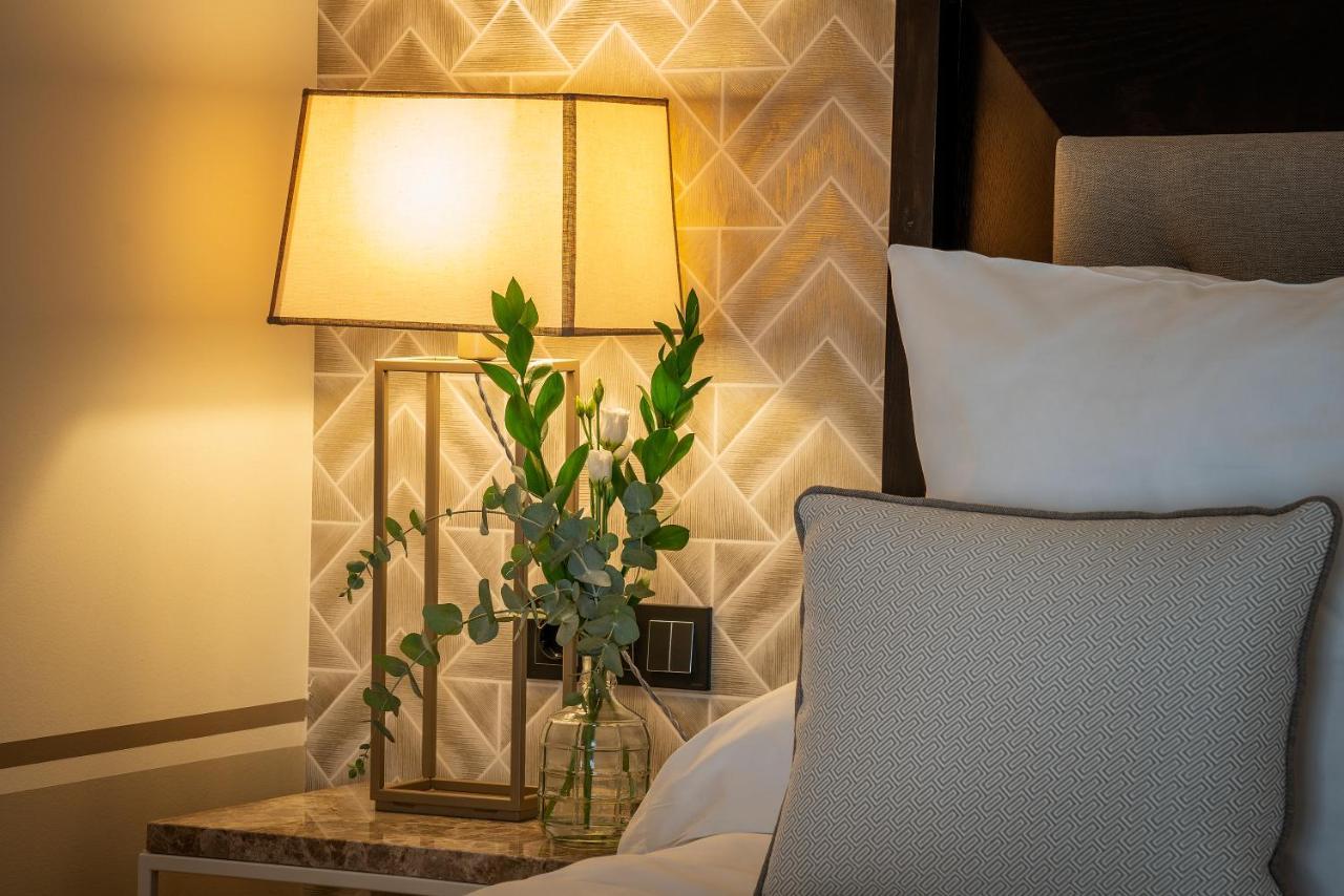 Hospes Palacio De Arenales & Spa Caces Екстериор снимка A table lamp
