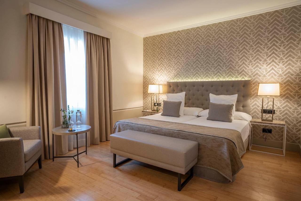 Hospes Palacio De Arenales & Spa Caces Екстериор снимка Deluxe room
