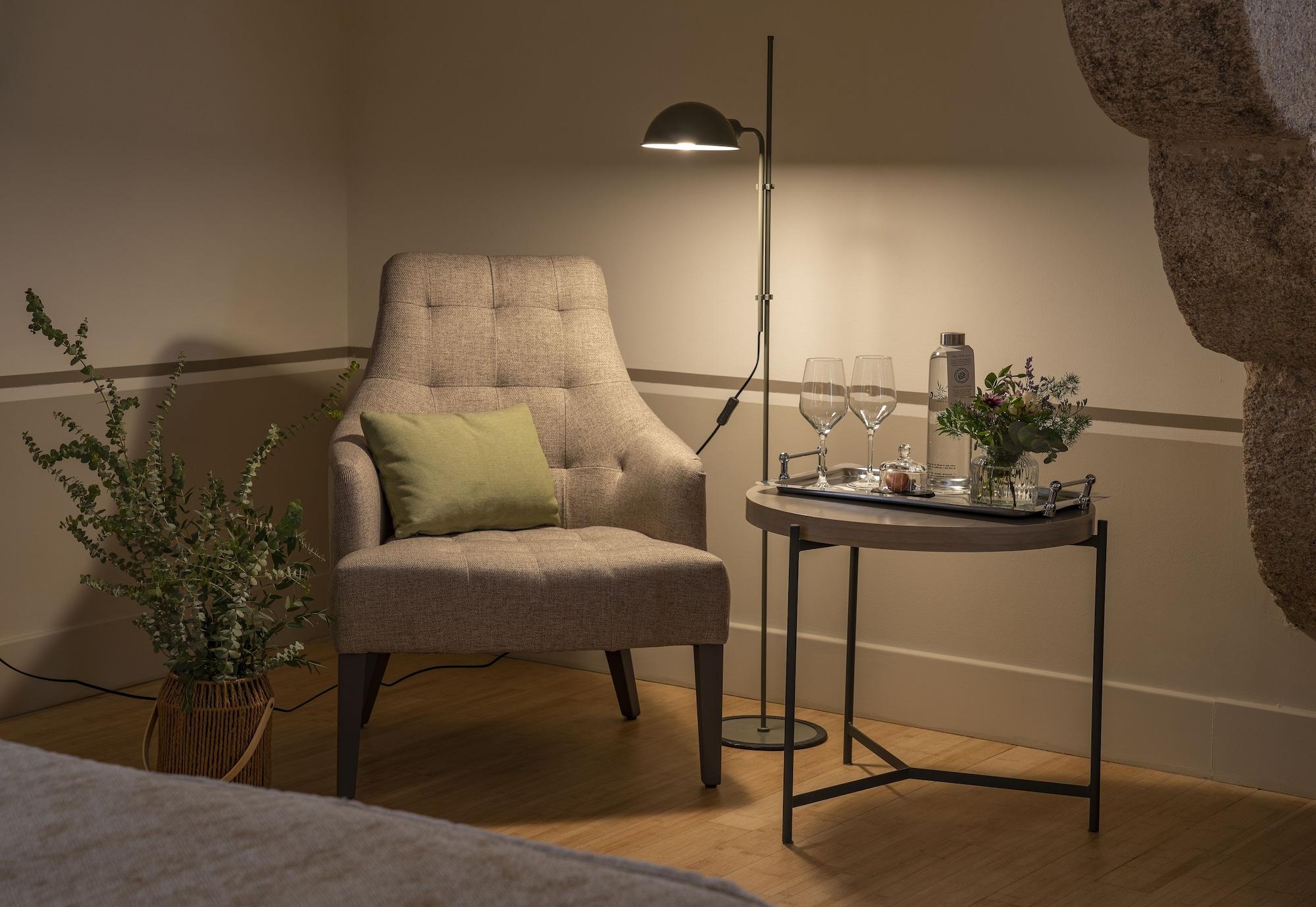 Hospes Palacio De Arenales & Spa Caces Екстериор снимка A floor lamp