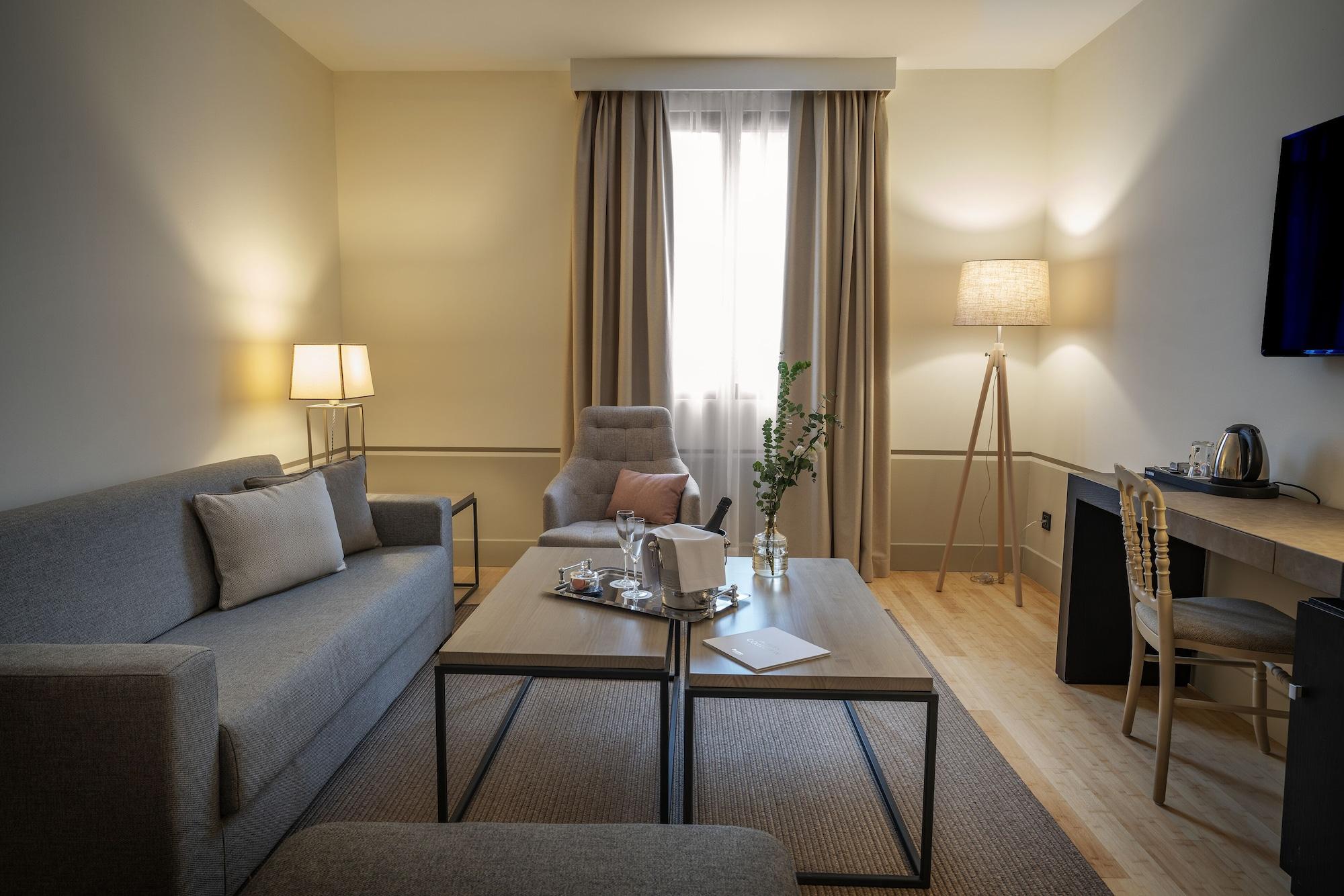 Hospes Palacio De Arenales & Spa Caces Екстериор снимка A suite at the Hotel du Pont de l'Alma
