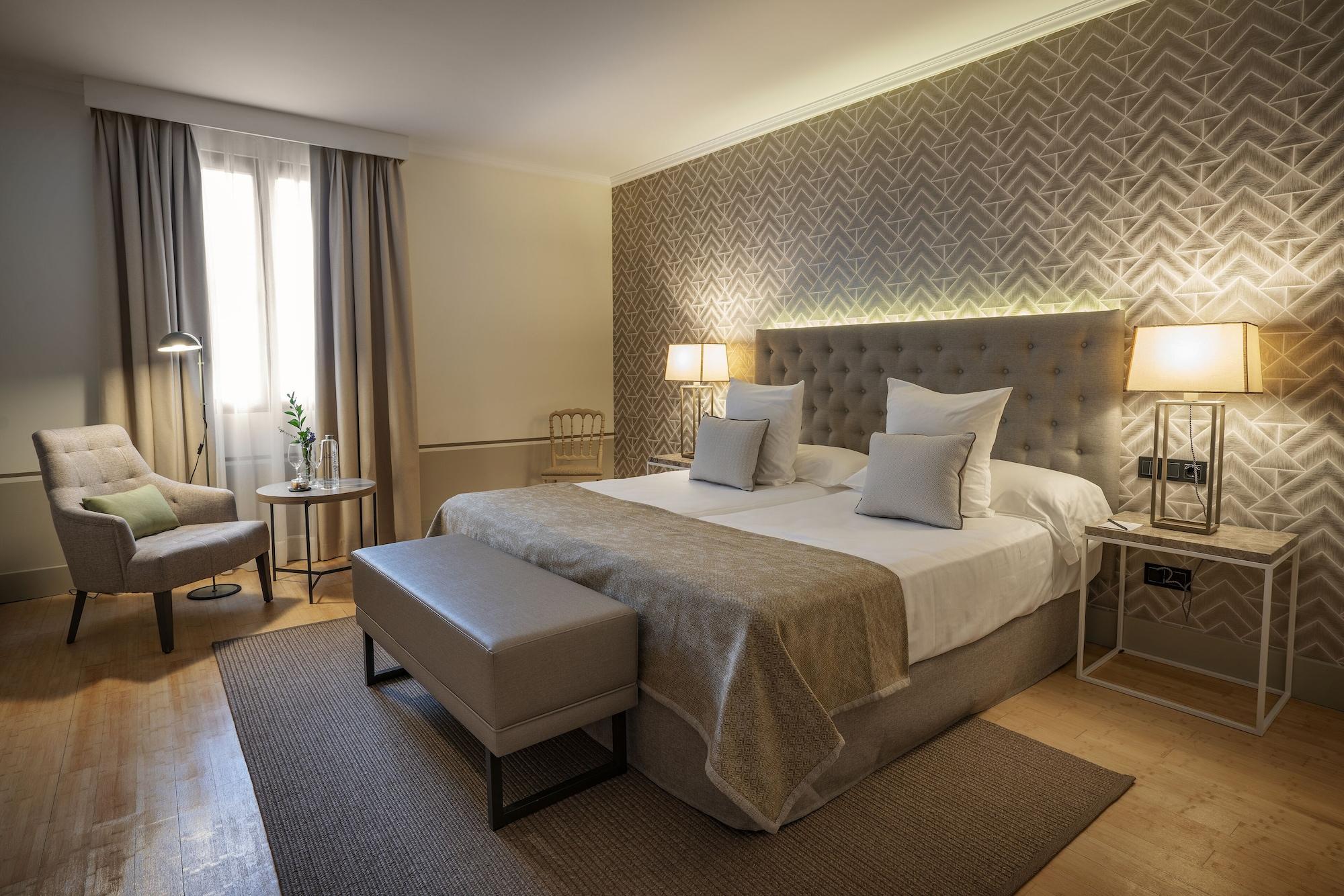 Hospes Palacio De Arenales & Spa Caces Екстериор снимка Deluxe room