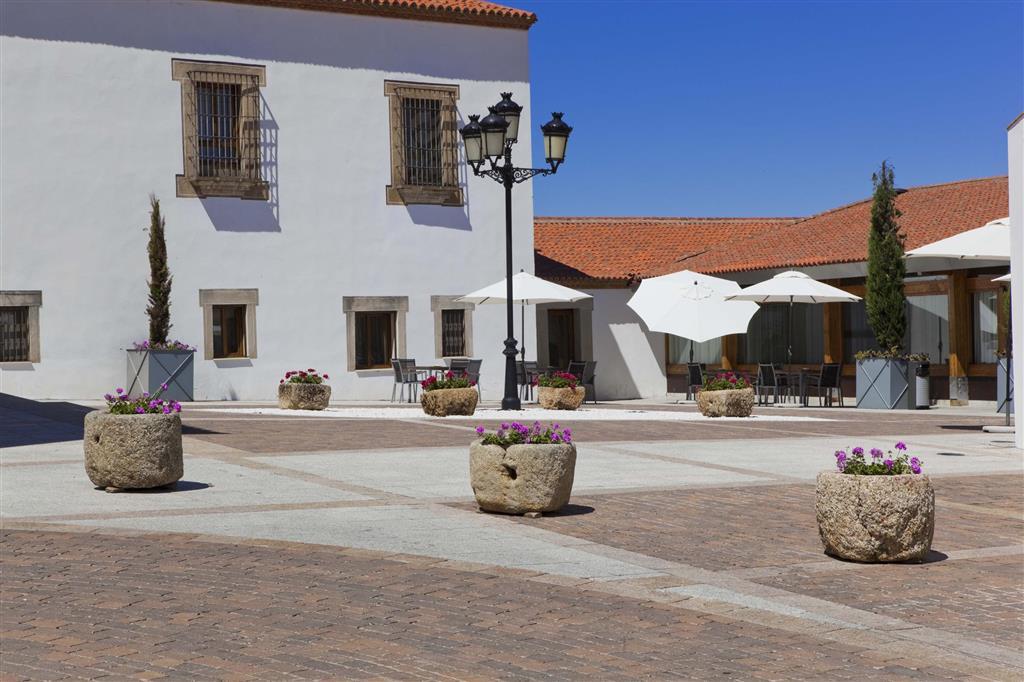 Hospes Palacio De Arenales & Spa Caces Екстериор снимка The square in front of the Casa Diogo Cao