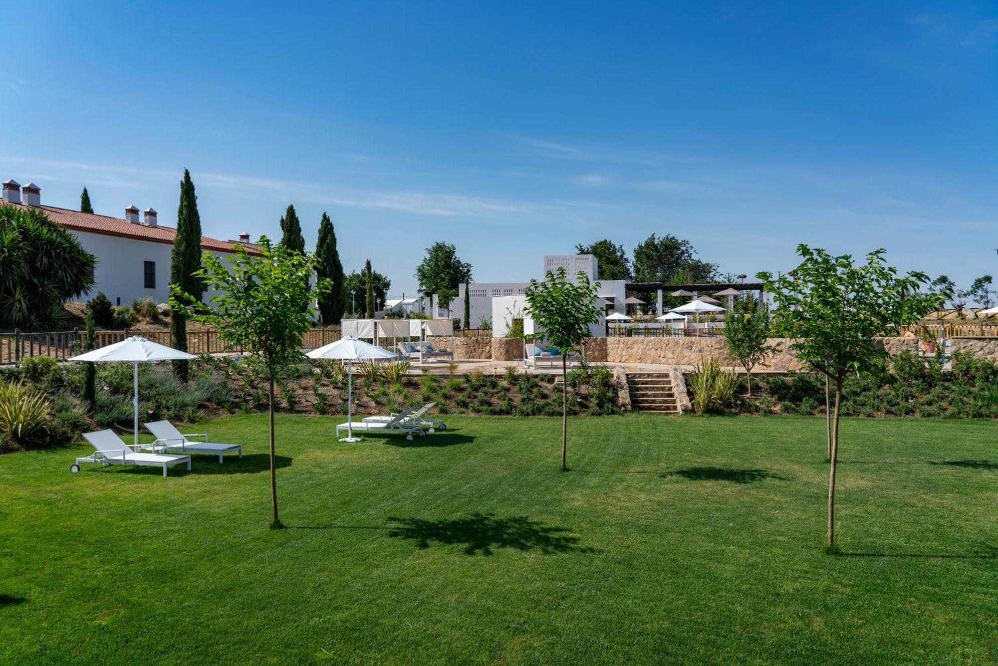 Hospes Palacio De Arenales & Spa Caces Екстериор снимка The hotel's gardens