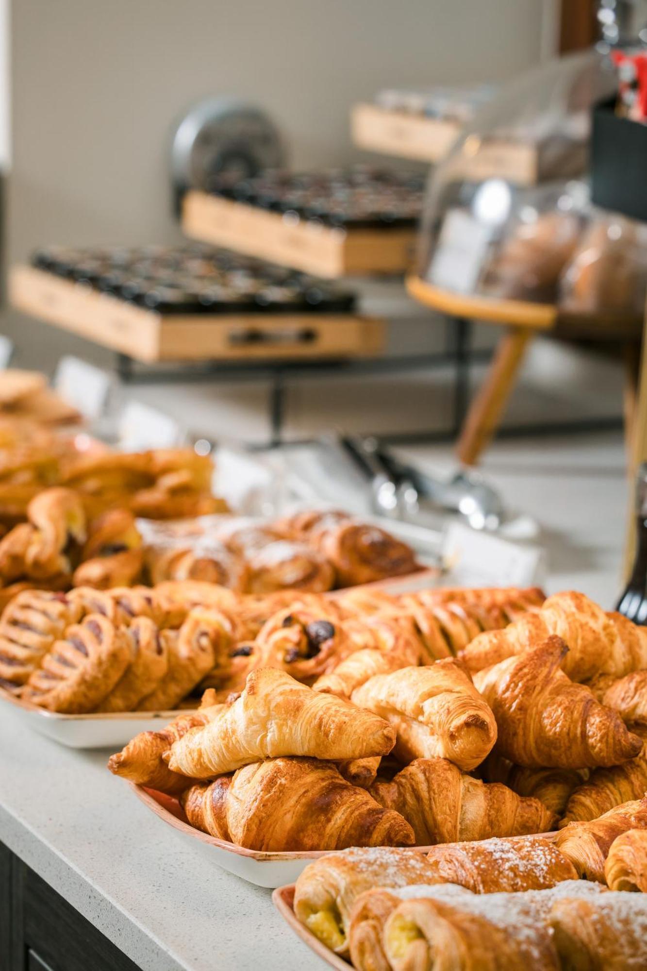 Hospes Palacio De Arenales & Spa Caces Екстериор снимка Croissants