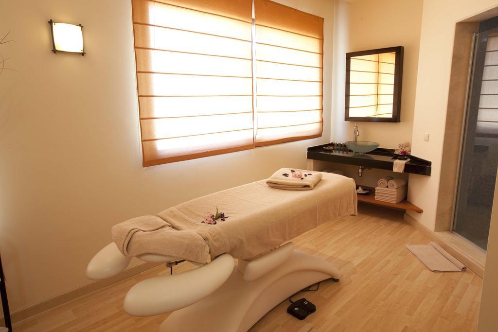 Hospes Palacio De Arenales & Spa Caces Екстериор снимка A massage room at a spa