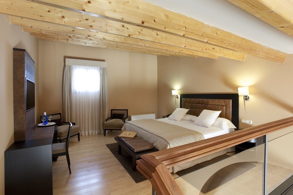 Hospes Palacio De Arenales & Spa Caces Екстериор снимка A room at the hotel