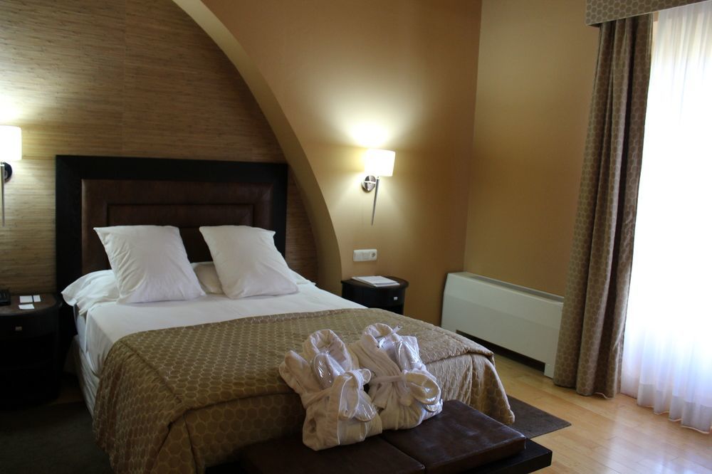 Hospes Palacio De Arenales & Spa Caces Екстериор снимка A room at Hotel de las Letras