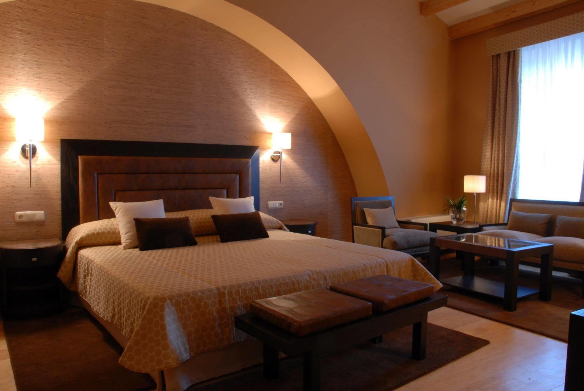 Hospes Palacio De Arenales & Spa Caces Стая снимка A room at the hotel
