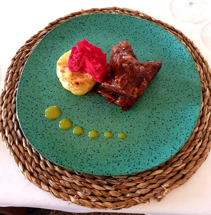 Hospes Palacio De Arenales & Spa Caces Екстериор снимка A plate of braaied kudu